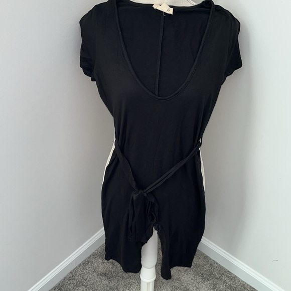 Black deep v neck romper - Picture 2 of 3